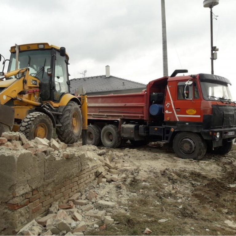 Žlutý bagrem a červená tatrovka