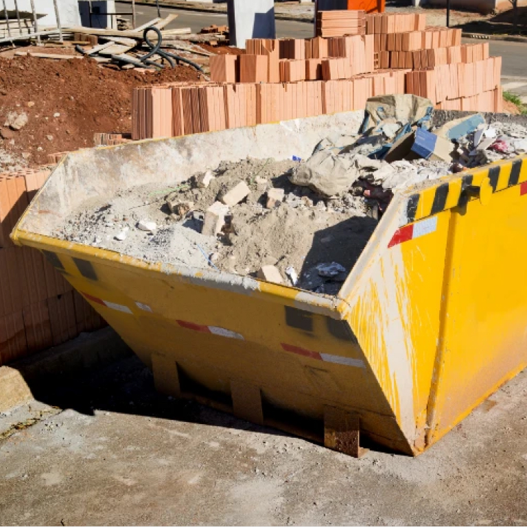Stavební odpad ve žlutém kontejneru
